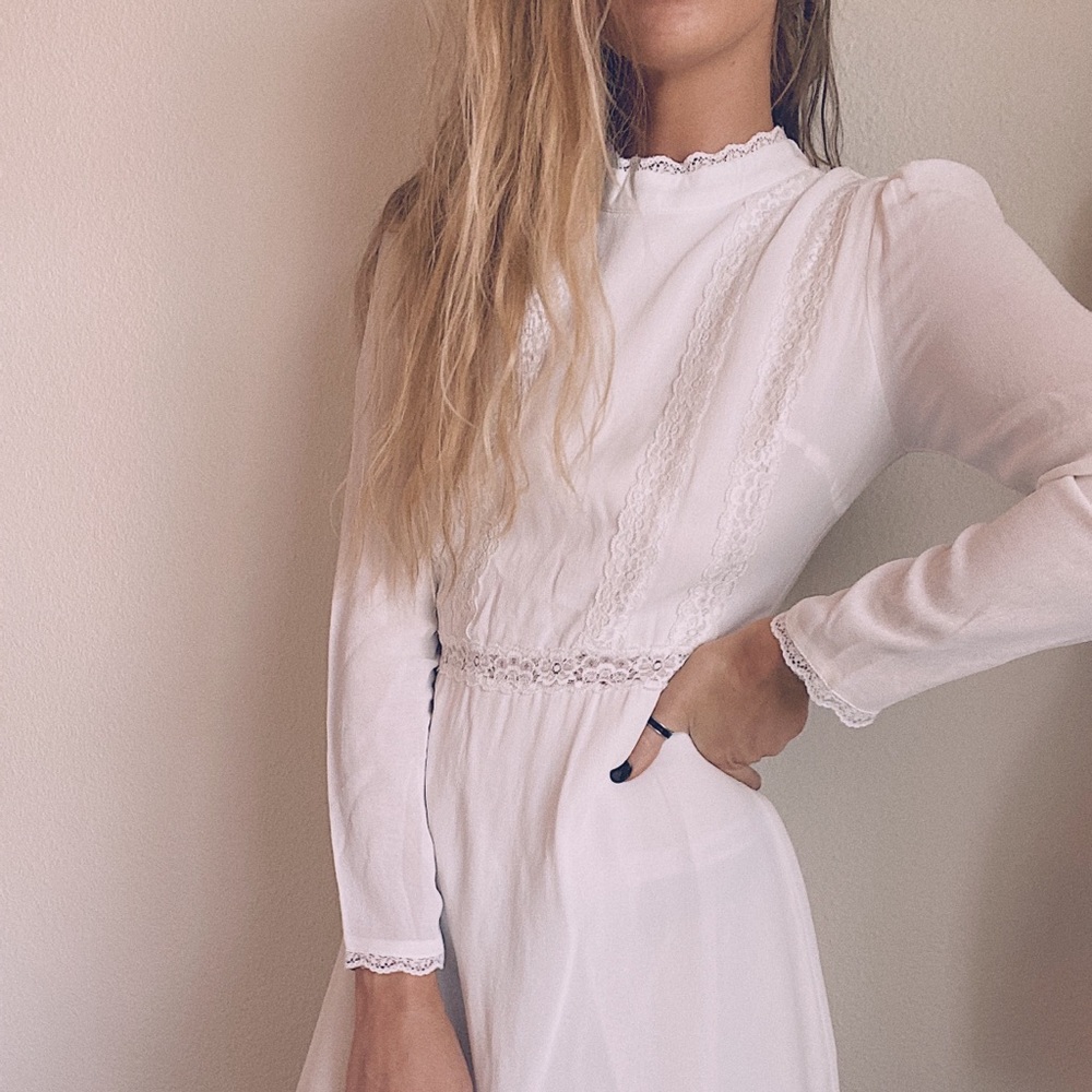 White lace‎ dress